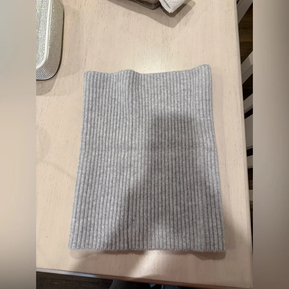 Aritzia Cashmere Rib Neck Warmer in Heather Chrome - Picture 3 of 3